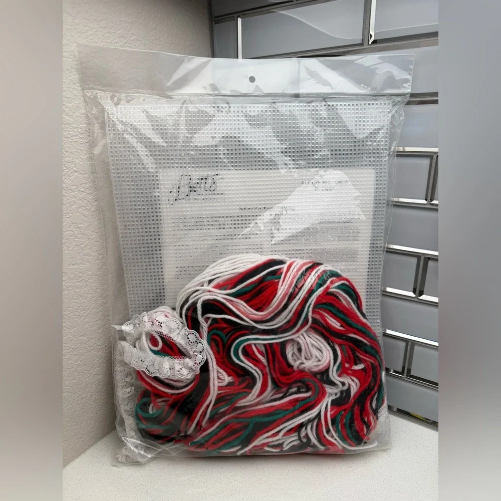 New Vintage Mrs Claus' Bathroom Toilet Paper Holder Needlepoint Plastic Canvas - Picture 3 of 5